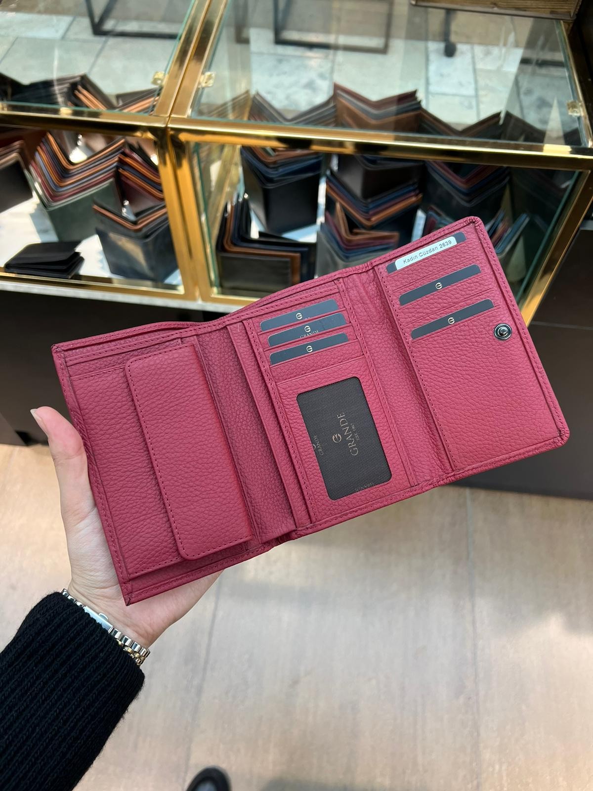 Leather Women's Wallet – A Perfect Blend of Elegance and Functionality